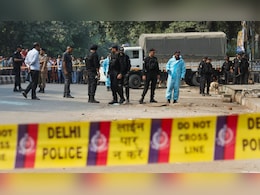 दिल्ली रोहिणी ब्लास्ट मामले में मिली बड़ी लीड, सफेद टी-शर्ट में दिखा संदिग्ध दिल्ली रोहिणी ब्लास्ट मामले में मिली बड़ी लीड, सफेद टी-शर्ट में दिखा संदिग्ध