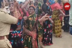 Chhattisgarh: Police कस्टडी में युवक की मौत से भड़की भीड़, महिला ASP की कर दी पिटाई Chhattisgarh: Police कस्टडी में युवक की मौत से भड़की भीड़, महिला ASP की कर दी पिटाई