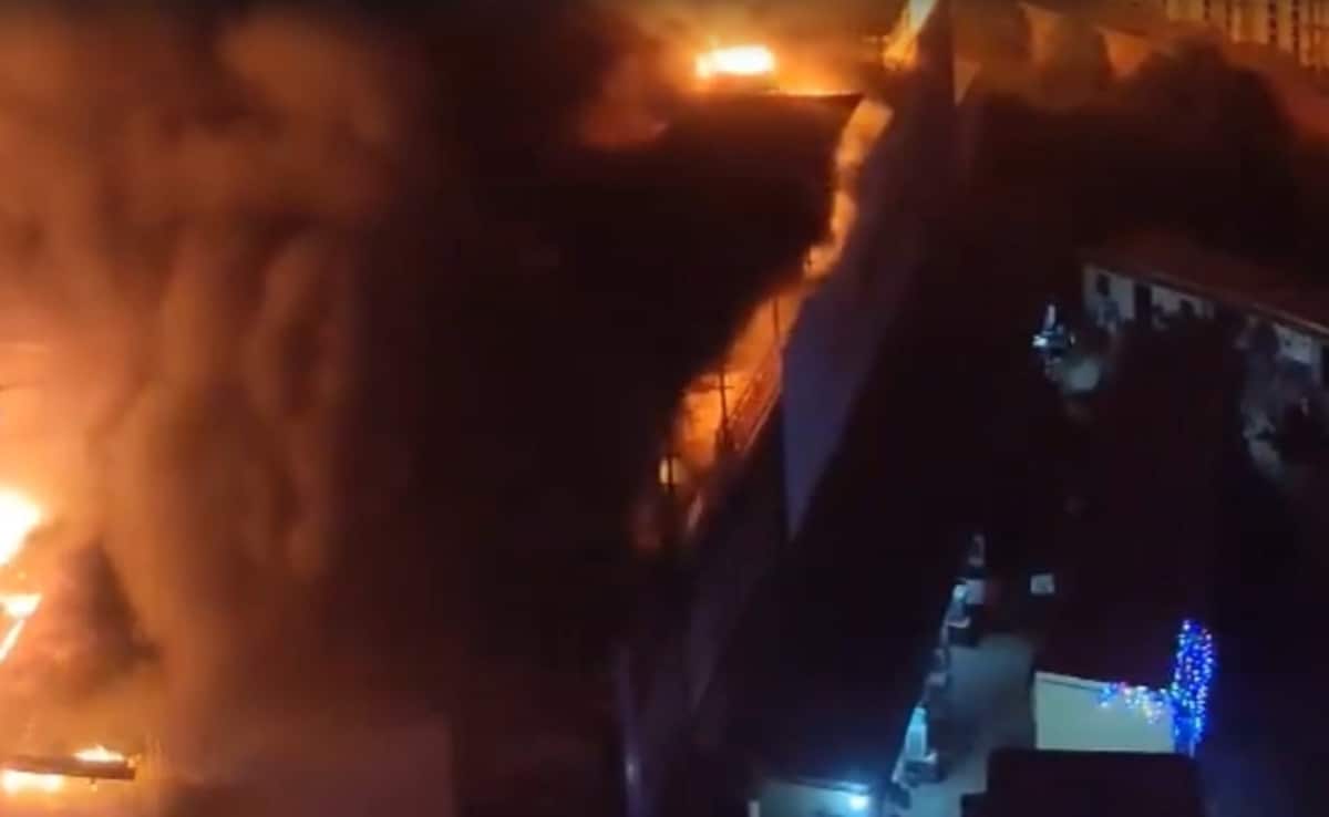 1 Die In Massive Fire At A Banquet Hall In Noida