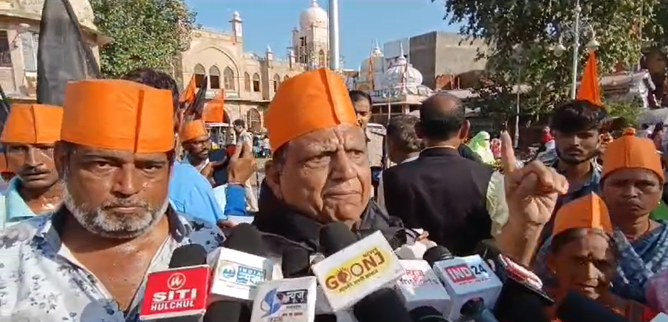 India vs Bangladesh: ग्वालियर में नहीं शांत हो रहा गुस्सा, हिंदू महासभा ने दिखाए काले झंडे, कई गिरफ्तार
