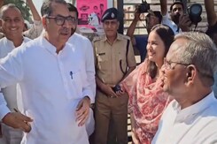 BJP Leader Satish Poonia के सामने 7 Second में 5 बार सिर झुकातीं नजर आई IAS Tina Dabi BJP Leader Satish Poonia के सामने 7 Second में 5 बार सिर झुकातीं नजर आई IAS Tina Dabi