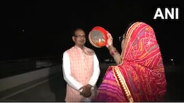 karwa Chauth 2024: केंद्रीय मंत्री शिवराज ने इस अंदाज में खुलवाया पत्नी साधना का व्रत, कहा- नारी ही देवी का रूप