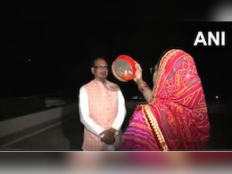 karwa Chauth 2024: केंद्रीय मंत्री शिवराज ने इस अंदाज में खुलवाया पत्नी साधना का व्रत, कहा- नारी ही देवी का रूप karwa Chauth 2024: केंद्रीय मंत्री शिवराज ने इस अंदाज में खुलवाया पत्नी साधना का व्रत, कहा- नारी ही देवी का रूप