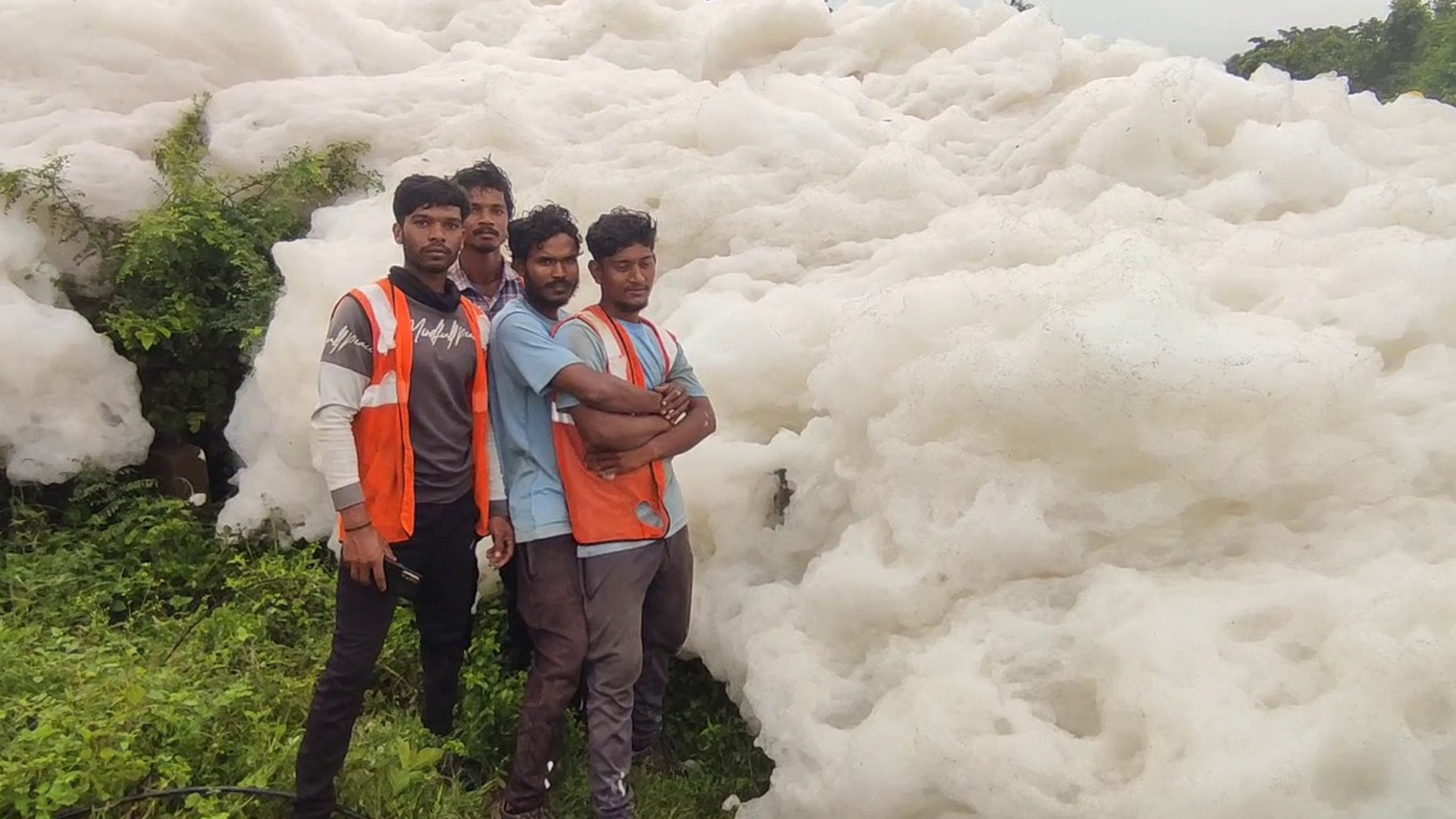 Hosur Road Covered in Thick Froth After Reservoir Discharge in Tamil Nadu