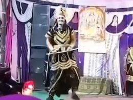 रावण ने स्टेज पर आते ही सिद्धू मूसेवाला के गाने पर उछल-उछल कर किया डांस, तालियां बजाती सीटियां मारती रह गई पब्लिक रावण ने स्टेज पर आते ही सिद्धू मूसेवाला के गाने पर उछल-उछल कर किया डांस, तालियां बजाती सीटियां मारती रह गई पब्लिक