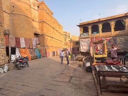 Jaisalmer Tourism: पर्यटन को बड़ा नुकसान, बंगाली टूरिस्ट की आवाजाही घटने से ठप्प हुआ व्यापार