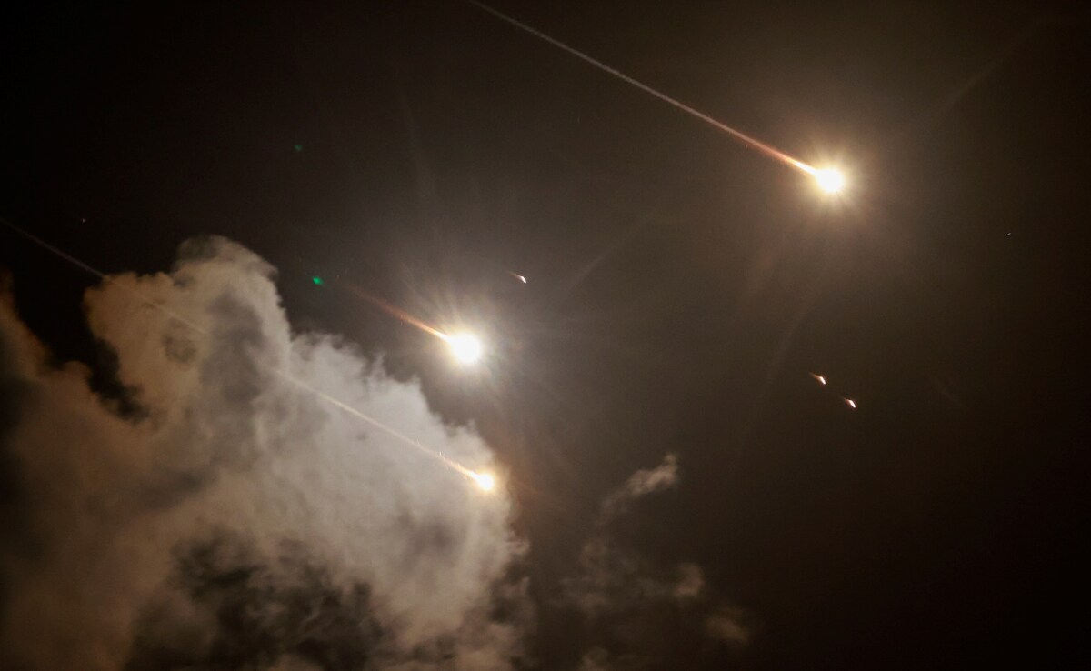 इजरायल ने ईरान के सैन्य ठिकानों पर किया बड़ा हमला, IDF ने कहा ये हमारा