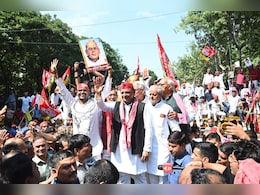 अखिलेश यादव ने अपने घर के पास जयप्रकाश नारायण की प्रतिमा पर माल्यार्पण किया