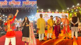 'दांडिया'तील विजेत्यांना iPhone 16 चे बक्षीस, मराठी मतदारांना आकर्षित करण्याचा प्रयत्न