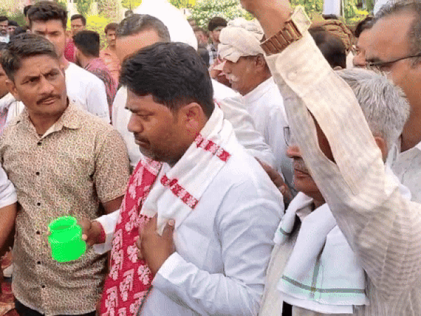 Rajasthan By-Election: टिकट नहीं मिलने पर फूट-फूटकर रोने लगे बीजेपी नेता, कार्यकर्ताओं ने बंधाया ढांढस &nbsp;&nbsp;