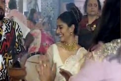 Durga Puja 2024:Tanishaa Mukerji Steals The Show With <i>Dhunuchi</i> Dance Durga Puja 2024:Tanishaa Mukerji Steals The Show With <i>Dhunuchi</i> Dance