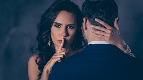 शादी के बाद भी क्यों हो जाता है किसी और से प्यार, क्या हो सकती हैं Extramarital Affairs की वजह, इसके मनोव‍िज्ञ