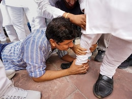 DTC बस मार्शलों की बहाली पर दिल्ली सचिवालय में हाइवोल्टेज ड्रामा, सौरभ भारद्वाज ने पकड़ लिए BJP नेता के पैर