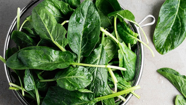 Spinach has nitrates, which help in improving blood flow & lowering blood pressure