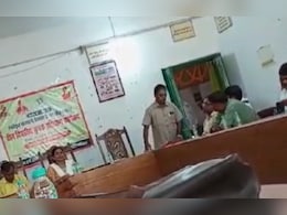 बलिया : गोष्ठी में बागवानी पर मार्गदर्शन देते हुए अचानक गिर पड़ा किसान, हार्ट अटैक से मौत बलिया : गोष्ठी में बागवानी पर मार्गदर्शन देते हुए अचानक गिर पड़ा किसान, हार्ट अटैक से मौत