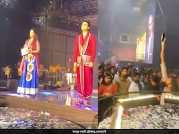 Mumbai Garba Celebrations Paused To Honour Ratan Tata With "Vida Karo" Song Mumbai Garba Celebrations Paused To Honour Ratan Tata With "Vida Karo" Song