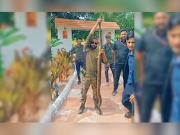 रिसॉर्ट में पहुंचा आठ फीट लंबा अजगर, पर्यटकों के छूट गए पसीने! फिर हुआ गजब…