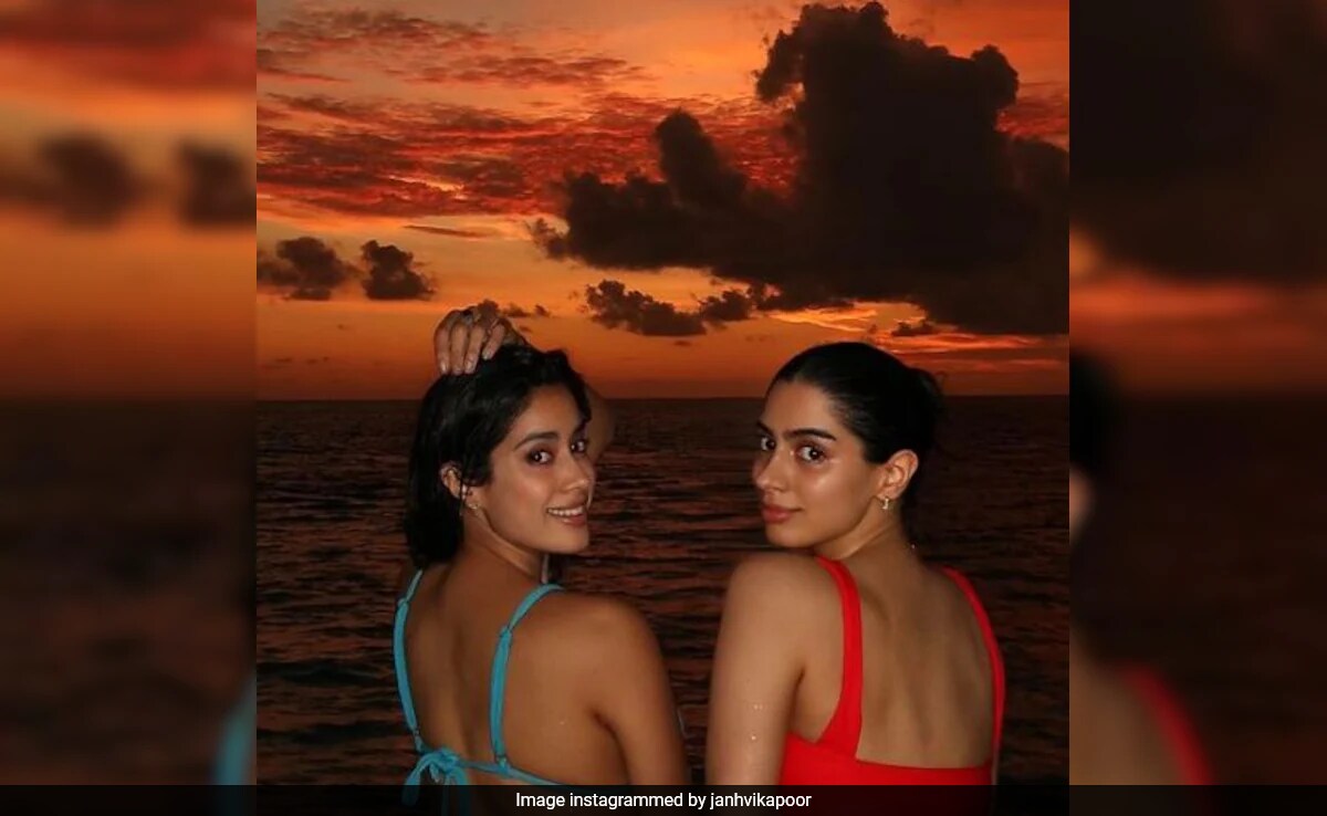 Inside Janhvi Kapoor's Beach Date With Sunset, Sand And Sister Khushi Kapoor's Company
