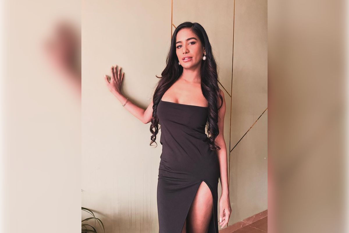 Netizens Slam Poonam Pandey for Wearing Backless for Durga Puja