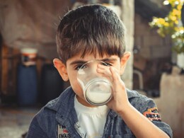 Health Tips : झोपण्याआधी मुलांना दूध देणे हानिकारक ठरु शकते, काय आहेत कारणे?