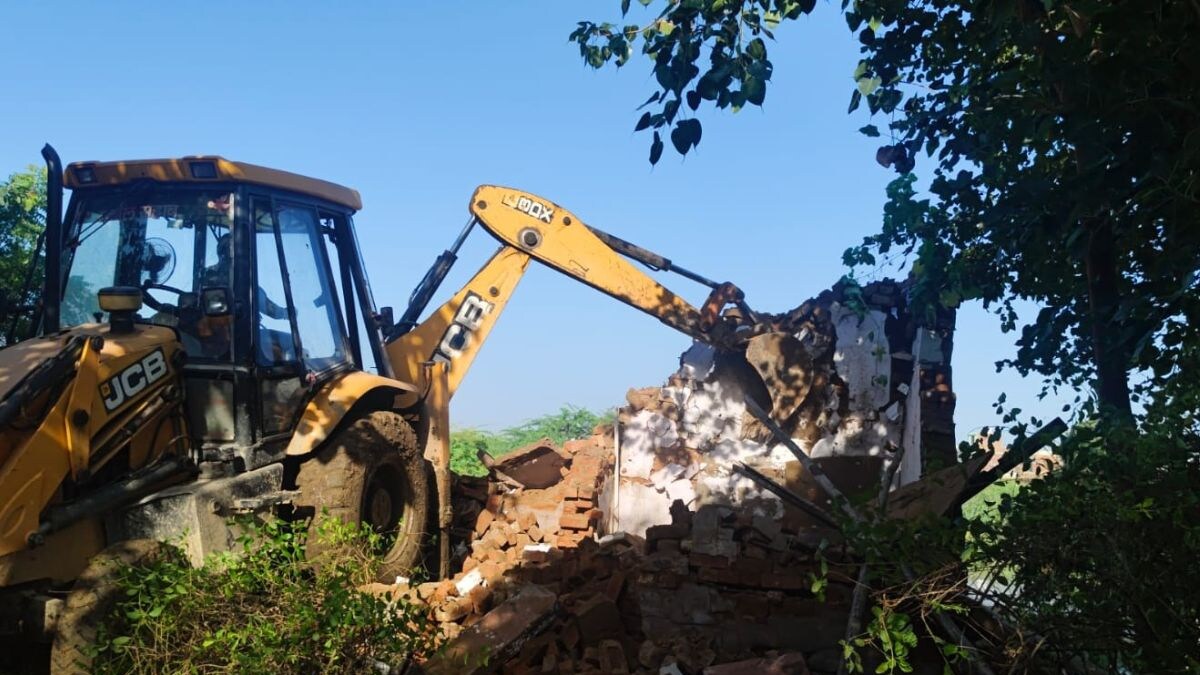 Bulldozer Action: सरकारी जमीन पर बनाया फार्म हाउस और मंदिर, प्रशासन ने ...
