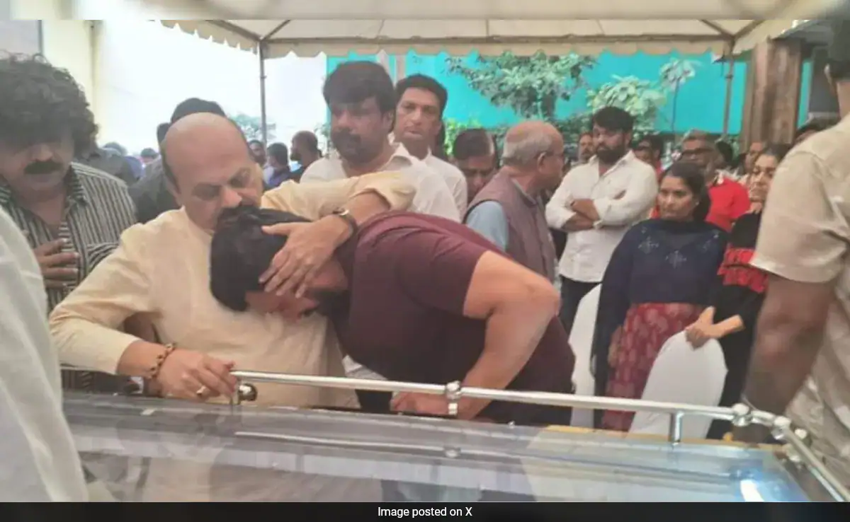In Pic: Kichcha Sudeep Breaks Down At His Mother Saroja Sanjeev's Funeral