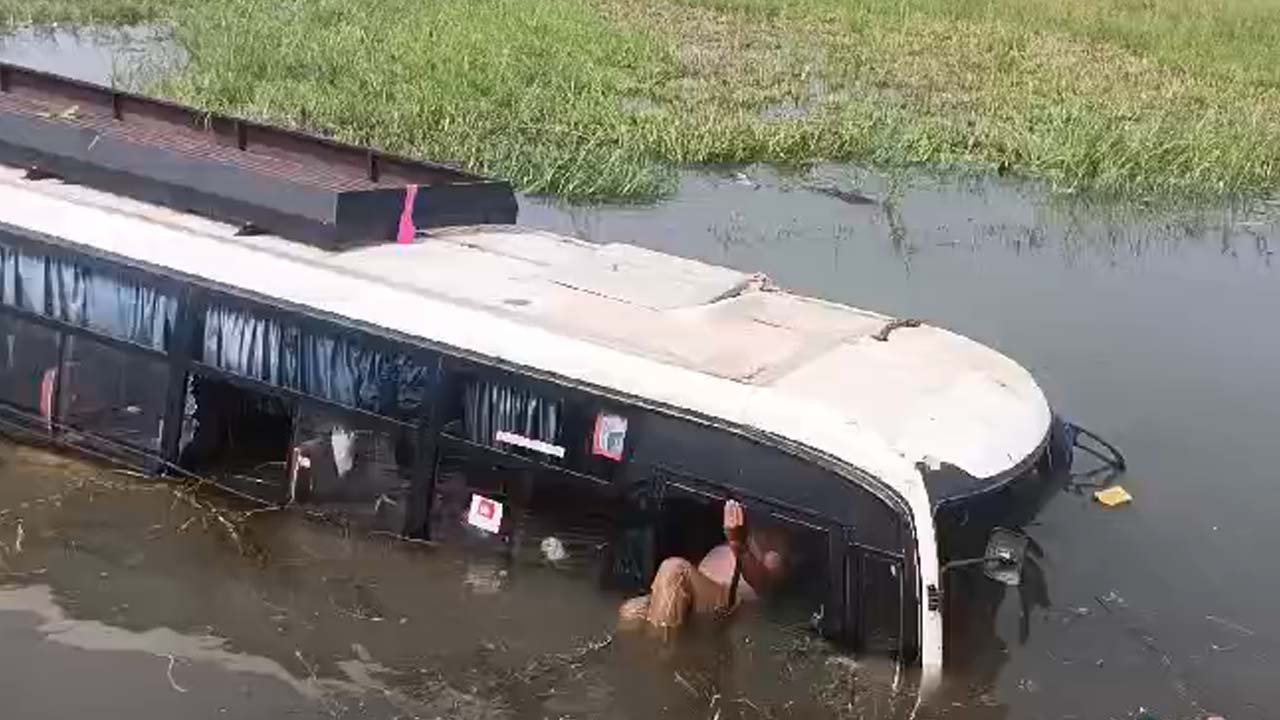 Bus Carrying Half A Dozen People Overturns In Bihar, Driver Flees