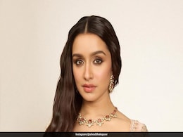 Shraddha Kapoor's Brown Smokey Eyes And Glossy Pink Lips Proved Festive Makeup Can Be Subtly Stylish Shraddha Kapoor's Brown Smokey Eyes And Glossy Pink Lips Proved Festive Makeup Can Be Subtly Stylish