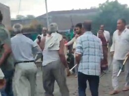 Viral Video: अवैध संबंध या चुनावी रंजिश? किस वजह से बीच सड़क नंगे करके हुई 48 साल के व्यक्ति की पिटाई 