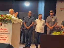 Nitish Kumar's Folded Hands Request To Top Cop To Speed Up Recruitment