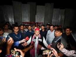 आधी रात JP को श्रद्धांजलि देने पहुंचे अखिलेश, लखनऊ में जेपी सेंटर के हाई-वोल्टेज ड्रामे की इनसाइड स्टोरी पढ़िए