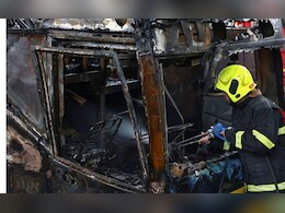Bus Fire : टायर फुटल्याने स्कूल बसला आग, विद्यार्थ्यांसह 25 जणांचा होरपळून मृत्यू Bus Fire : टायर फुटल्याने स्कूल बसला आग, विद्यार्थ्यांसह 25 जणांचा होरपळून मृत्यू