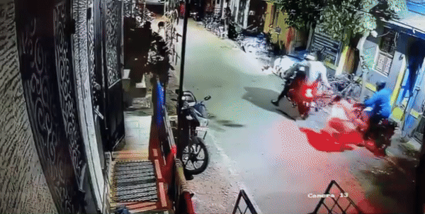 बाइक सवार स्नैचर ने खींची चेन, कई मीटर घिसटती चली गई महिला, देखिए खौफनाक वीडियो