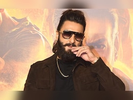 'सिंघम अगेन' के ट्रेलर लॉन्च में भीड़ में फंसी बच्ची, बचाने कूदे पड़े रणवीर सिंह, देखें वीडियो 'सिंघम अगेन' के ट्रेलर लॉन्च में भीड़ में फंसी बच्ची, बचाने कूदे पड़े रणवीर सिंह, देखें वीडियो