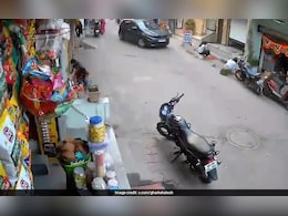 VIDEO : घर के बाहर रंगोली बना रही थी 2 लड़कियां, तेज रफ्तार कार ने आकर कुचला VIDEO : घर के बाहर रंगोली बना रही थी 2 लड़कियां, तेज रफ्तार कार ने आकर कुचला