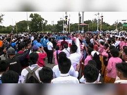 मणिपुर के मेइती, कुकी और नगा समुदाय के विधायकों ने दिल्ली में बैठक, मतभेदों को दूर पर चर्चा मणिपुर के मेइती, कुकी और नगा समुदाय के विधायकों ने दिल्ली में बैठक, मतभेदों को दूर पर चर्चा