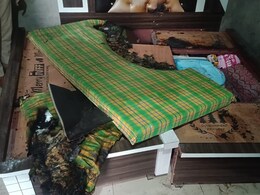 पति विदेश गया ,पत्नी ने दो बेटियों को पानी में डुबो कर मार डाला ; खुद ने जहर पिया कमरे में आग लगाई