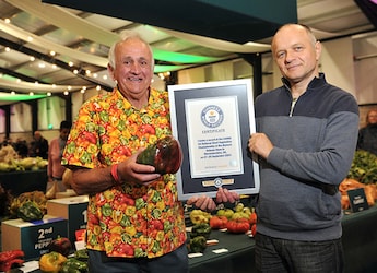 Man Sets Record By Growing World's Heaviest Bell Pepper Weighing Almost 1 Kilo Man Sets Record By Growing World's Heaviest Bell Pepper Weighing Almost 1 Kilo