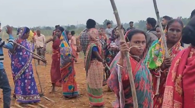 मौके पर लाठियां लेकर बड़ी संख्या में महिलाएं पहुंची थी. मौके पर लाठियां लेकर बड़ी संख्या में महिलाएं पहुंची थी.