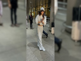 Priyanka Chopra Greets The Paparazzi With A <i>Namaste</i>. See Airport Pics Priyanka Chopra Greets The Paparazzi With A <i>Namaste</i>. See Airport Pics