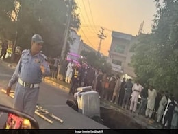 Massive Sinkhole In Lahore Swallows 3 Vehicles, Causes Traffic Disruptions Massive Sinkhole In Lahore Swallows 3 Vehicles, Causes Traffic Disruptions