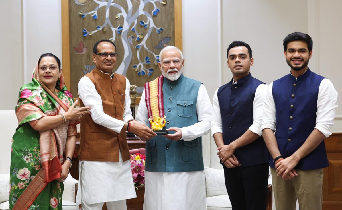 PM मोदी से सपरिवार मिले शिवराज मामा, बेटे कुणाल और कार्तिकेय की शादी का दिया न्योता