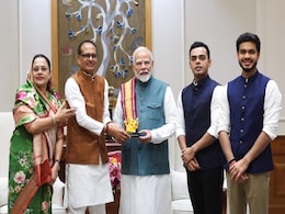 PM मोदी से सपरिवार मिले शिवराज मामा, बेटे कुणाल और कार्तिकेय की शादी का दिया न्योता PM मोदी से सपरिवार मिले शिवराज मामा, बेटे कुणाल और कार्तिकेय की शादी का दिया न्योता