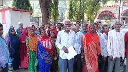 Money Fraud: ग्रामीणों का छलका दर्द, कलेक्ट्रेट पहुंच राशन दुकान संचालक के खिलाफ सौंपा ज्ञापन, जानें क्या है मामला