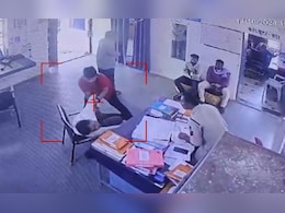 एफआईआर दर्ज करा रहा था शख्स, अचानक आई मौत! CCTV फुटेज आया सामने एफआईआर दर्ज करा रहा था शख्स, अचानक आई मौत! CCTV फुटेज आया सामने