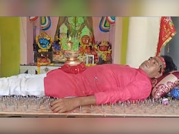 कीलों के बिस्तर पर लेट कर माता रानी की भक्ति, कहा- "देश की शांति के लिए... "