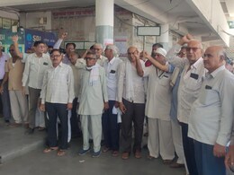 सीकर में रोडवेज कर्मचारियों का विरोध प्रदर्शन, हर महीने 1 तारीख को पेंशन, वेतन देने की मांग