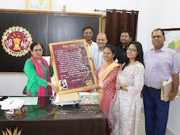 Maihar Song: SDM ने लिखा मैहर और मां शारदा धाम का भजन, हर तरफ बटोर रही सुर्खियां Maihar Song: SDM ने लिखा मैहर और मां शारदा धाम का भजन, हर तरफ बटोर रही सुर्खियां