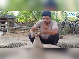 दिवाली पर चीनी दीये खरीदनेवालो, जरा इस कुम्हार का दर्द सुन लीजिए दिवाली पर चीनी दीये खरीदनेवालो, जरा इस कुम्हार का दर्द सुन लीजिए