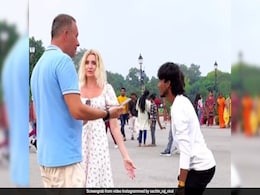 Man Dancing Around Visibly Uncomfortable Russian Tourist At India Gate Sparks Outrage Online Man Dancing Around Visibly Uncomfortable Russian Tourist At India Gate Sparks Outrage Online